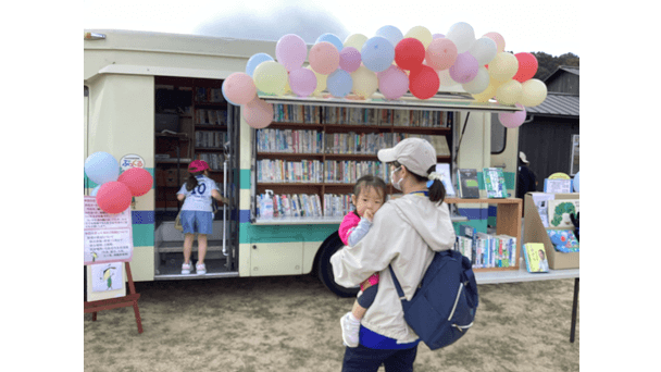 移動図書館車「ぶっくる」