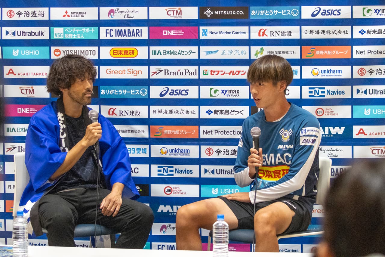 子どもたちの質問に真剣に答える梅木選手!